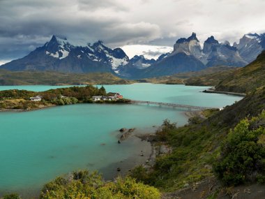 Torres del Paine. Patagonya dağları ve gölü. Şili
