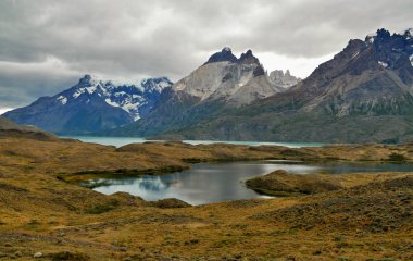 Torres del Paine. Patagonya dağları ve gölü. Şili