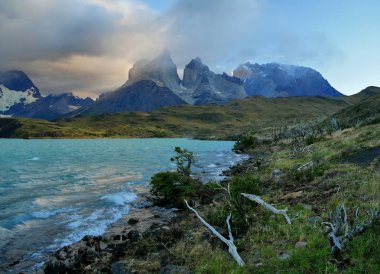 Torres del Paine. Patagonya dağları ve gölü. Şili