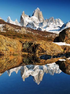 Uygun Roy. Patagonya'da karlı dağlar ve sonbahar ormanı