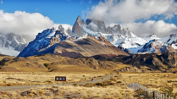 Arjantin'de Patagonya vahşi dağlarda Sonbahar. Ünlü Fitz Roy Dağı.