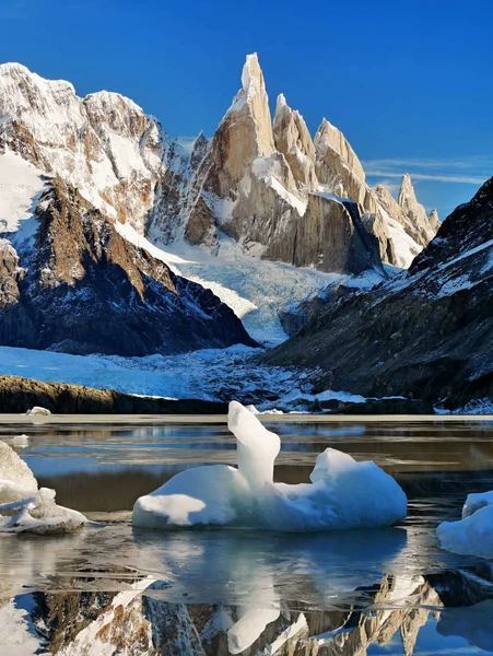 Cerro Torre. Patagonya, Arjantin'de muhteşem dağlar