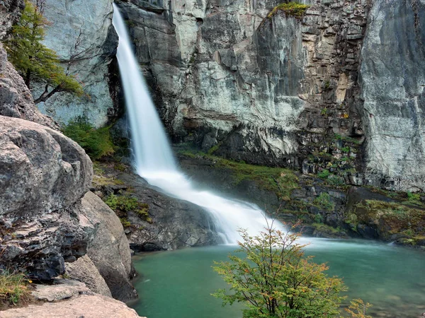 Wasserfall Felsen Und Herbstwald Patagonien Argentinien — Stockfoto