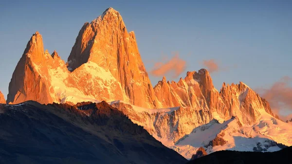 アルゼンチンのパタゴニアの野生の山々の秋 有名なフィッツロイ山 — ストック写真