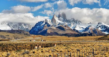 Arjantin'de Patagonya vahşi dağlarda Sonbahar. Ünlü Fitz Roy Dağı.