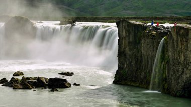 Şelale dağlarda. İzlanda