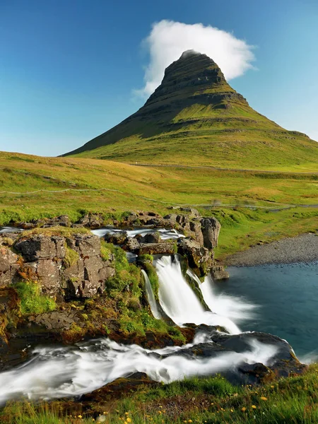 Καταρράκτης Στα Βουνά Ισλανδία — Φωτογραφία Αρχείου