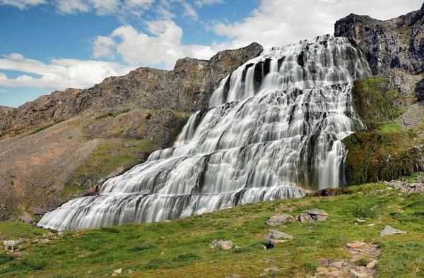 山の中の滝 アイスランド — ストック写真