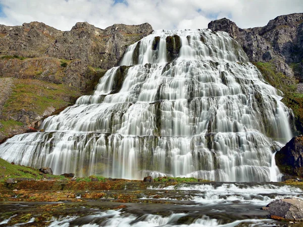 Şelale dağlarda. İzlanda