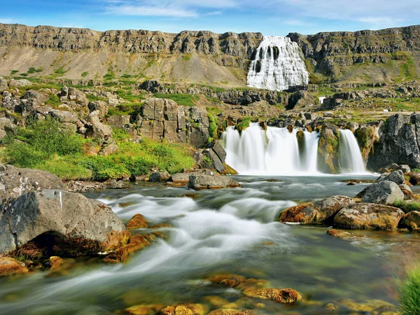 Cachoeira Nas Montanhas Islândia — Fotografia de Stock