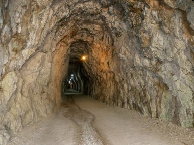 Eski demiryolu tüneli. Alp Dağları, İtalyan Dolomitleri