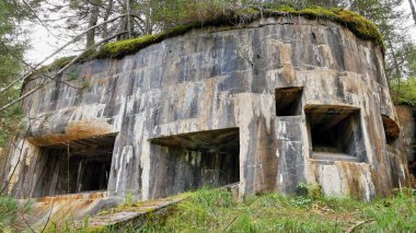Cortina d Ampezzo, İtalya. 28 Eylül 2019 'da. 2. Dünya Savaşı 'ndan kalma askeri sığınak..