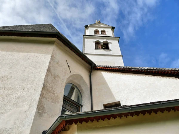 Aşağıdan Kilise Kulesi Manzarası Talyan Dolomitleri — Stok fotoğraf