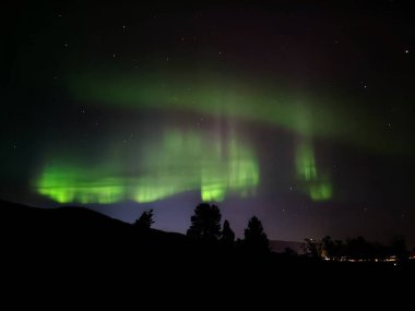 Kuzey ışıkları, Kuzey Norveç 'te kutup dairesinin ötesinde göksel bir manzara.