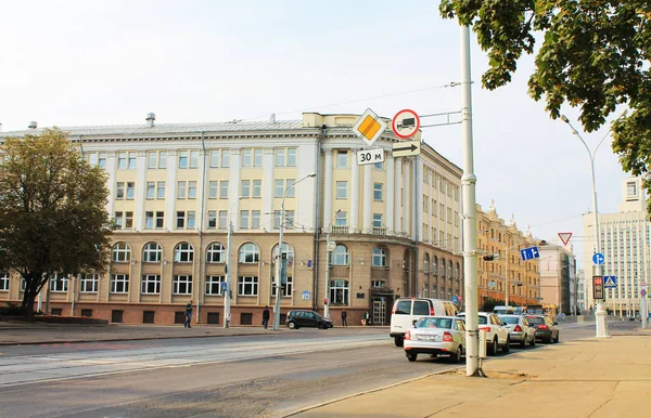 ベラルーシ共和国の首都はミンスク市です スヴェルドロフ通りと Ulyanovskaya 通りの交差点 — ストック写真