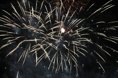  Gece gökyüzünde güzel havai fişekler. Bir buket parlak beyaz ışıklar. Merry Christmas ve yeni yıl kutlama
