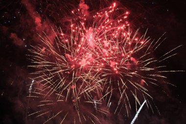 Havai fişekler. Havai fişek. Noel ve yeni yıl tatil sırasında gece gökyüzünde parlak Lila ve renkli ışıkların fantezi