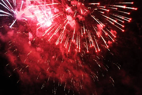 Όμορφη Πυροτεχνήματα Στον Ουρανό Νύχτα Ένα Μπουκέτο Από Κόκκινα Και — Φωτογραφία Αρχείου