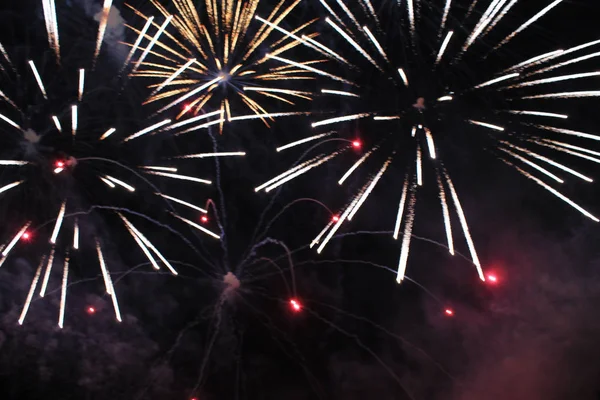 Hermosos Fuegos Artificiales Cielo Nocturno Ramo Luces Rojas Blancas Celebrando — Foto de Stock