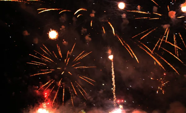 Hermosos Fuegos Artificiales Cielo Nocturno Ramo Luces Escarlata Celebrando Navidad — Foto de Stock