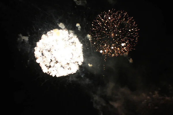 Aplikace Fireworks Ohňostroj Fontána Jasných Světel Noční Obloze Během Silvestrovské — Stock fotografie