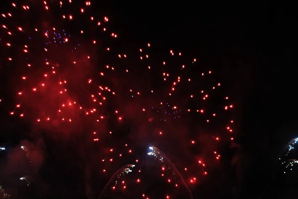 Πυροτεχνήματα Πυροτέχνημα Ουράνια Φόντο Ένα Πολύχρωμο Κύμα Της Scarlet Φωτεινό — Φωτογραφία Αρχείου