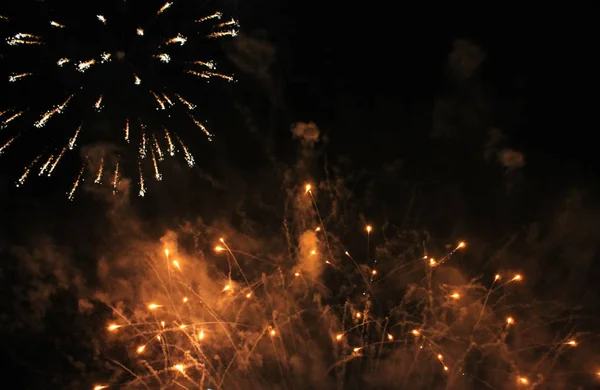 Vuurwerk Vuurwerk Hemelse Achtergrond Een Kleurrijke Golf Van Lichte Goed — Stockfoto