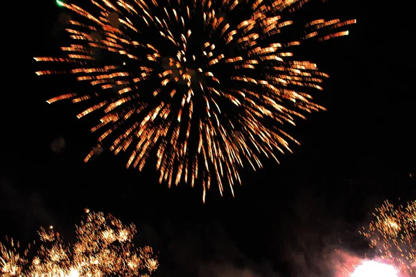 夜空に美しい花火 明るい黄色光の花束 メリー クリスマスと新年を祝う — ストック写真