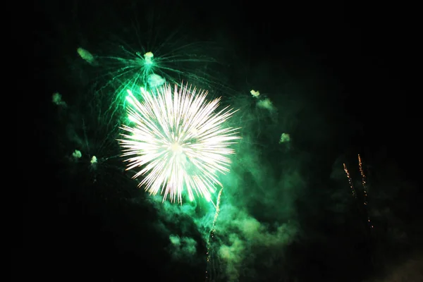 Fogos Artifício Fogos Artifício Buquê Luzes Verdes Brilhantes Céu Noturno — Fotografia de Stock