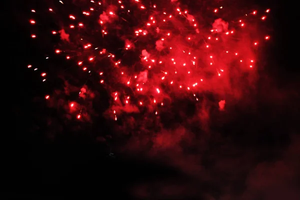 Όμορφη Πυροτεχνήματα Στον Ουρανό Νύχτα Ένα Μάτσο Κόκκινα Φώτα Γιορτάζοντας — Φωτογραφία Αρχείου