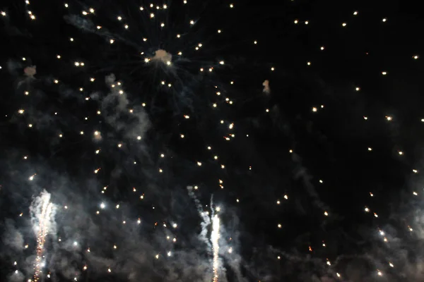 Tűz Show Éjszakai Háttér Tűzijáték Gyönyörű Háttér Tűzijáték Fényes Zuhanó — Stock Fotó