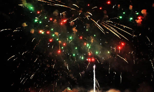 Όμορφη Πυροτεχνήματα Στον Ουρανό Νύχτα Ένα Μάτσο Πολύχρωμα Φώτα Γιορτάζοντας — Φωτογραφία Αρχείου