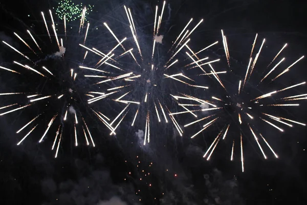 Tűzijáték Tűzijáték Három Szökőkutat Fényes Sárga Tarka Fények Éjszakai Égbolt — Stock Fotó
