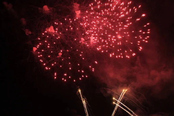 Aplikace Fireworks Ohňostroj Nebeský Pozadí Úžasné Flash Zářivě Červené Lesklé — Stock fotografie