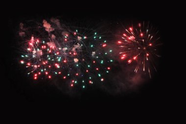  Havai fişekler. Selam. Gökyüzü arka plan Amazing extravaganza Noel ve yeni yıl tatilleri sırasında gece gökyüzünde parlak kırmızı, yeşil ve mavi parlak ışıklar.