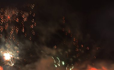  Havai fişekler. Selam. Gökyüzü arka plan Amazing Noel ve yeni yıl tatilleri sırasında gece gökyüzünde parlayan ışıklar parıltısı