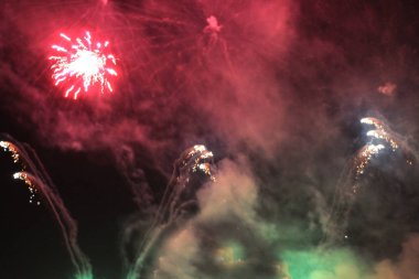  Havai fişekler. Selam. Gökyüzü arka plan Amazing extravaganza Noel ve yeni yıl tatilleri sırasında gece gökyüzünde parlak çok renkli parlak ışıklar.