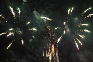  Havai fişekler. Selam. Gökyüzü arka plan Amazing extravaganza Noel ve yeni yıl tatilleri sırasında gece gökyüzünde parlak sarı ve yeşil parlak ışıklar