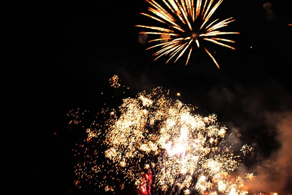 Παράσταση Φωτιές Φόντο Βράδυ Πυροτεχνήματα Όμορφο Φόντο Χαιρετισμό Διακοπές Των — Φωτογραφία Αρχείου