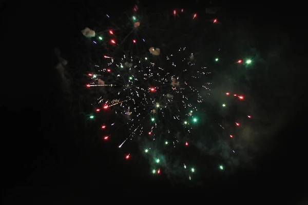 Fuegos Artificiales Saludos Cielo Fondo Destello Suave Luces Brillantes Multicolores —  Fotos de Stock