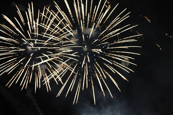 Πυροτεχνήματα Χαιρετισμό Φόντο Του Ουρανού Amazing Αγωνία Της Φωτεινά Κίτρινα — Φωτογραφία Αρχείου