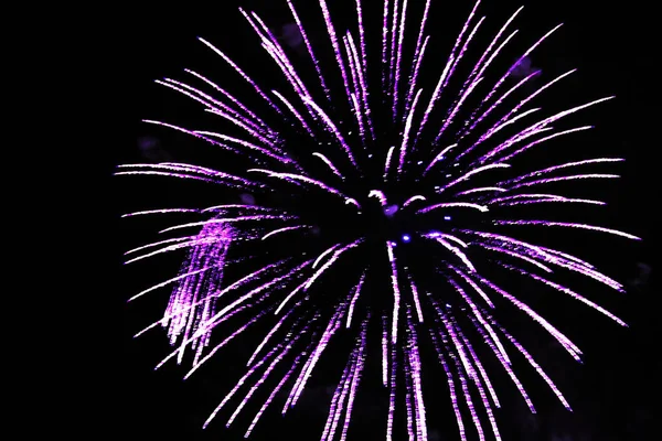 Tűzijáték Salute Háttér Csodálatos Garland Sárga Csillogó Fények Éjszakai Égbolton — Stock Fotó