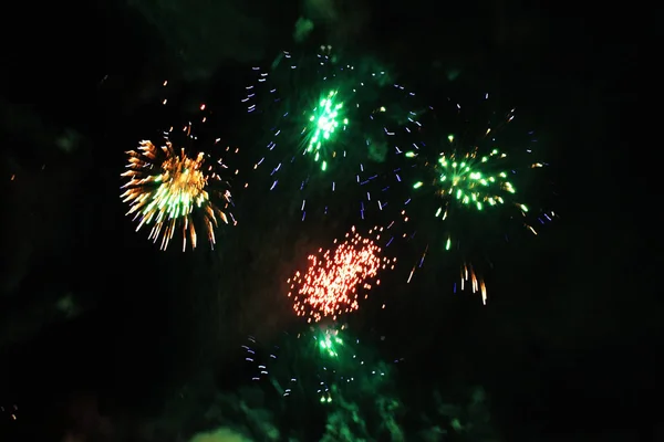 Fogos Artifício Saudações Fundo Céu Onda Colorida Luzes Brilhantes Vermelhas — Fotografia de Stock