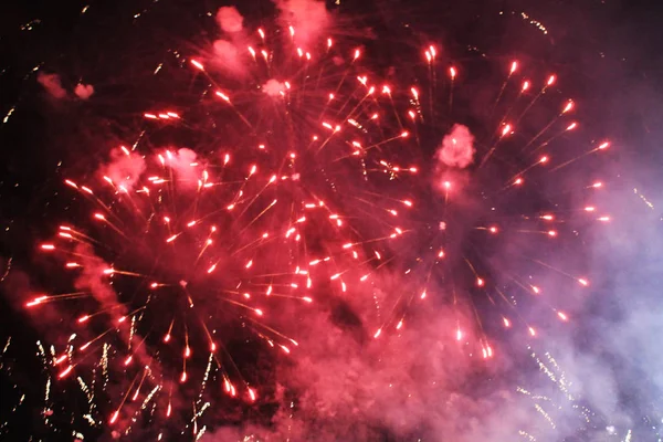 Πυροτεχνήματα Χαιρετισμό Φόντο Του Ουρανού Amazing Αγωνία Φωτεινά Κόκκινα Φωτάκια — Φωτογραφία Αρχείου