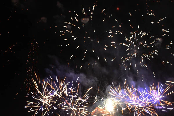 Fuegos Artificiales Saludos Cielo Fondo Guirnalda Increíble Luces Brillantes Violetas — Foto de Stock