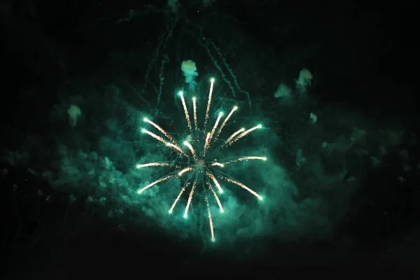 Πυροτεχνήματα Χαιρετισμό Υπερβολή Εκπληκτικό Φόντο Ουρανό Πράσινο Αφρώδη Φώτα Στον — Φωτογραφία Αρχείου