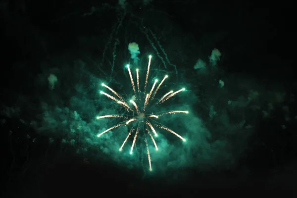 Havai fişekler. Selam. Gökyüzü arka plan Amazing extravaganza Noel ve yeni yıl tatilleri sırasında gece gökyüzünde yeşil parlak ışıklar.