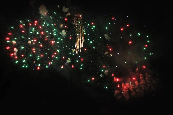 Πυροτεχνήματα Χαιρετισμό Προβολή Φόντου Ουρανό Φωτεινό Κόκκινο Πράσινο Και Μπλε — Φωτογραφία Αρχείου