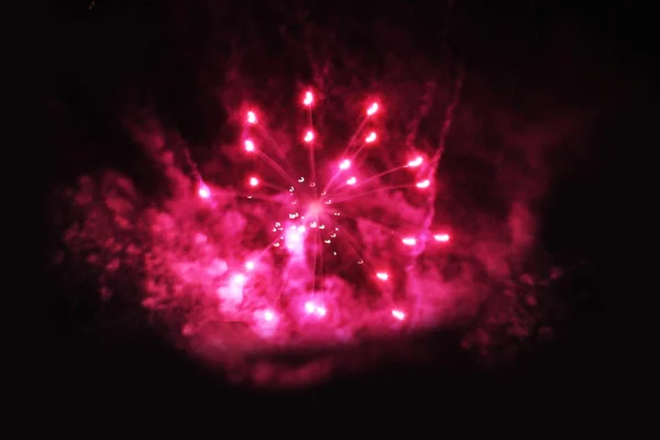 Πυροτεχνήματα Χαιρετισμό Φαντασίωση Της Φωτεινά Ροζ Και Πολύχρωμα Φώτα Στον — Φωτογραφία Αρχείου