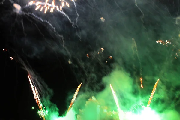 Aplikace Fireworks Salute Sky Pozadí Úžasný Fantastická Zářivě Zelených Blikajících — Stock fotografie